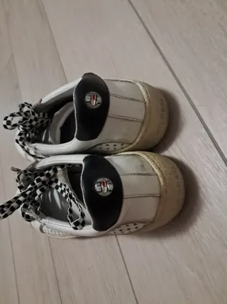 Sneakers bianche con lacci a scacchi