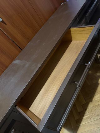 Mueble largo de madera marrón