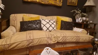 Sofá de tela beige y negro