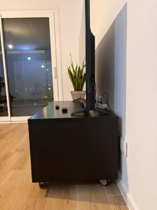 Mesa TV madera oscura con ruedas