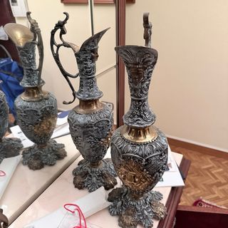 Jarrón antiguo de bronce con detalles dorados