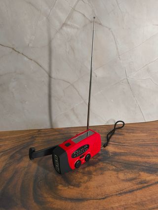 Radio de emergencia con carga manual y linterna