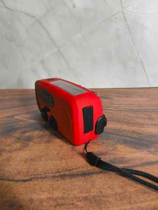 Radio de emergencia con carga manual y linterna