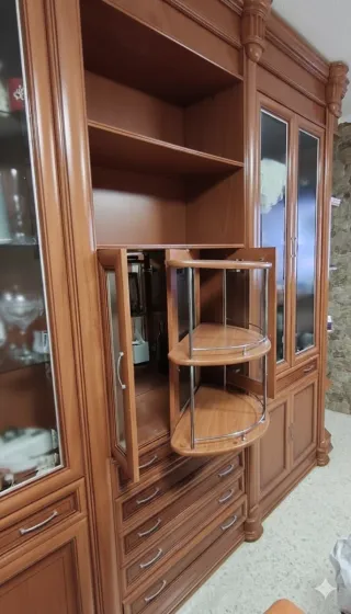 Mueble de madera con vitrinas