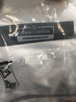 Almohada de cama pequeña blanca marca John cotton