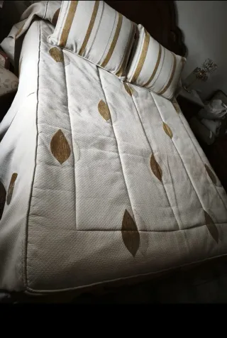 Edredón y cortinas beige y oro