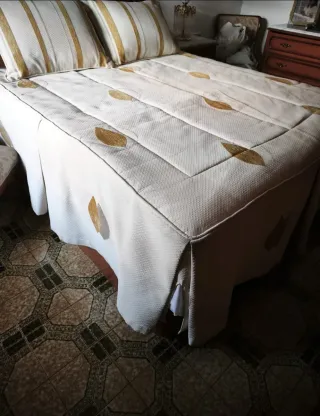 Edredón y cortinas beige y oro