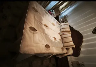 Edredón y cortinas beige y oro