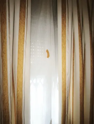 Edredón y cortinas beige y oro