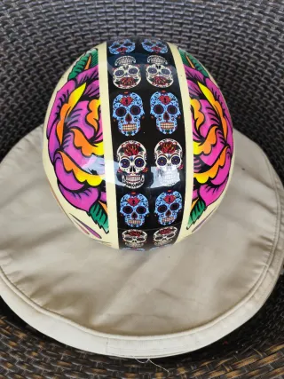 Casco de moto con diseño de calaveras y flores