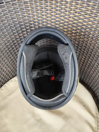 Casco de moto con diseño de calaveras y flores