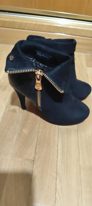 Botines Xti Negros con Cremallera Dorada