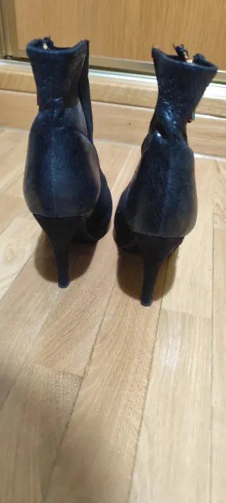 Botines Xti Negros con Cremallera Dorada