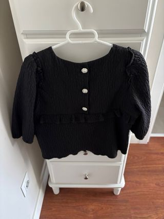 Top Zara negro con botones joya