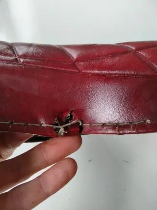 Sillín de bicicleta de cuero rojo