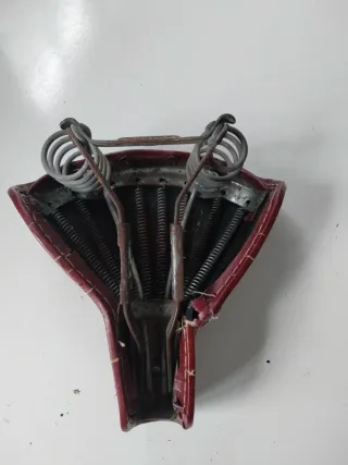 Sillín de bicicleta de cuero rojo