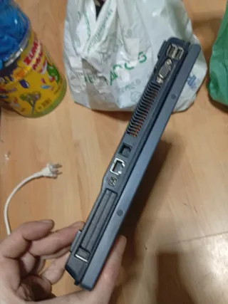 Ordenador portátil HP gris antiguo