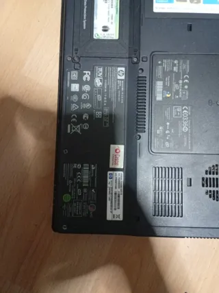 Ordenador portátil HP gris antiguo