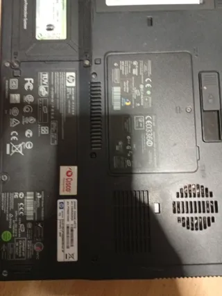 Ordenador portátil HP gris antiguo