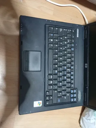 Ordenador portátil HP gris antiguo