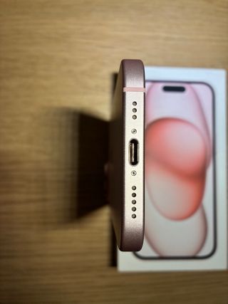 iPhone 15 Rosa 128GB – 94% batería, con caja.