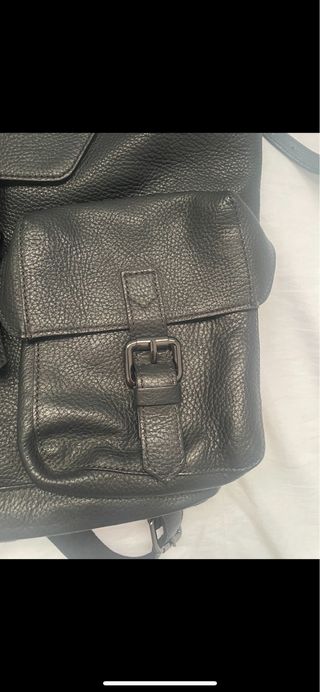 Mochila de piel negra