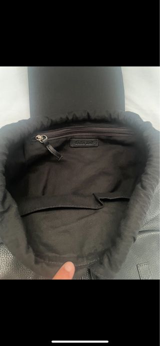 Mochila de piel negra