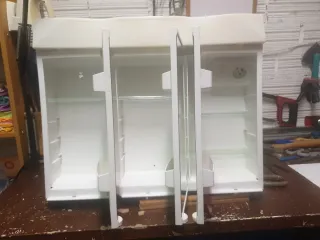 Armadio da bagno in plastica e vetro