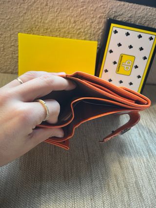 Cartera de piel naranja + pitillera de regalo