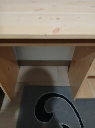 Escritorio de madera claro