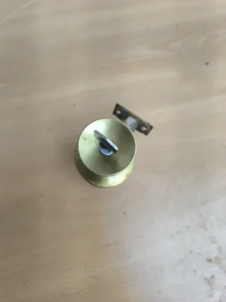 Pomos latón puerta antigua