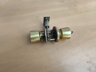 Pomos latón puerta antigua