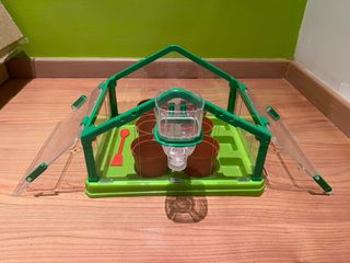 Mini invernadero con macetas y pala