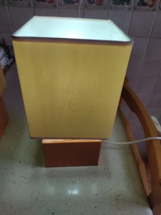 Lámpara de mesita beige y naranja