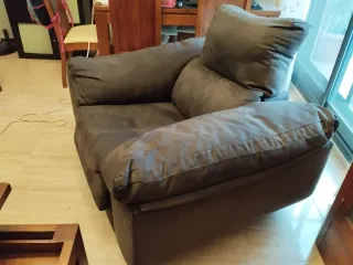 Sillón de tela marrón oscuro