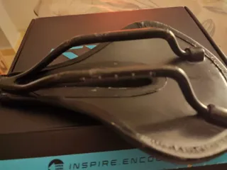 Sillín de bicicleta negro raíles de carbono.