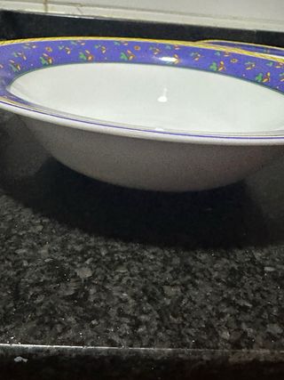 Set di stoviglie in ceramica blu, bianca e gialla