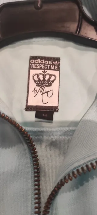 Chaqueta Adidas Missy Elliot azul y dorada