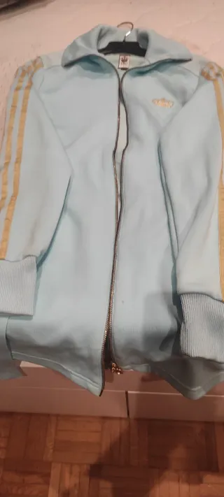 Chaqueta Adidas Missy Elliot azul y dorada