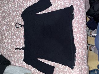 Blusa negra manga larga hombros descubiertos.