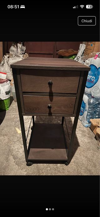 Comodino con ruote in legno e metallo