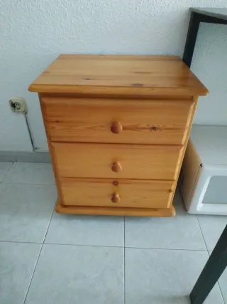 Cómoda de madera con 3 cajones