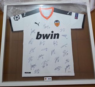 Camiseta Valencia 19/20 Firmada y Enmarcada