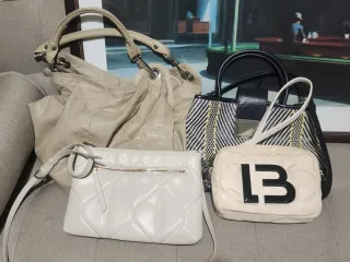 Lote de 4 bolsos beige, blanco y azul marino.