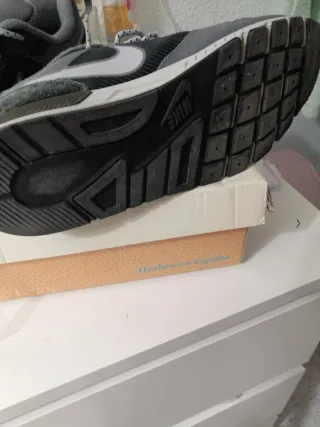 Deportivos Nike Grises y Negros