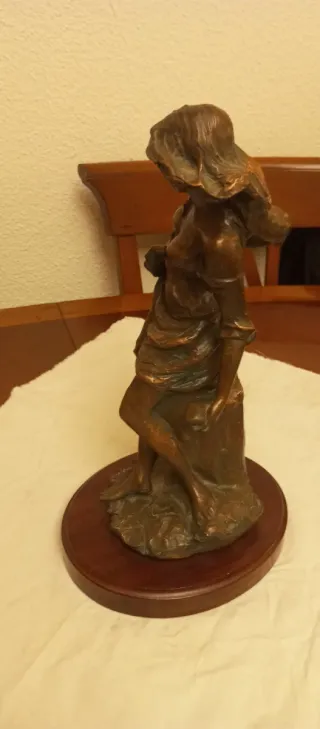 Estatua de bronce mujer con cántaro de Pau marcell