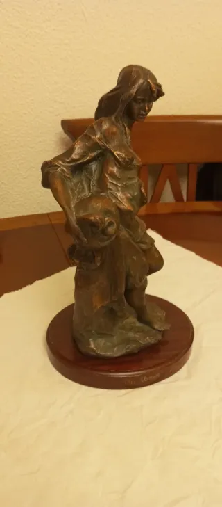 Estatua de bronce mujer con cántaro de Pau marcell