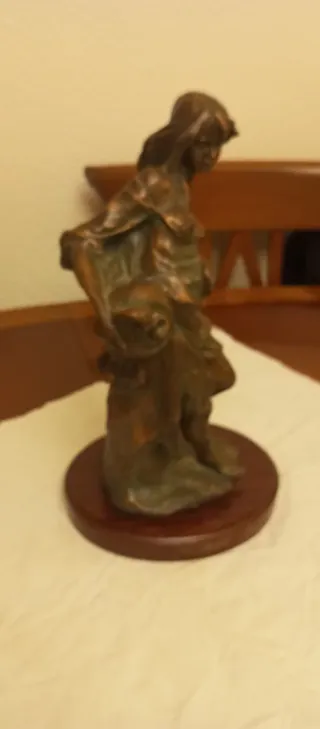 Estatua de bronce mujer con cántaro de Pau marcell