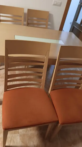 Mueble salón y mesa de comedor con 4 sillas