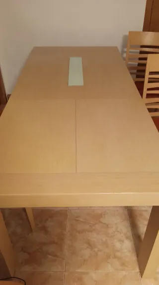 Mueble salón y mesa de comedor con 4 sillas